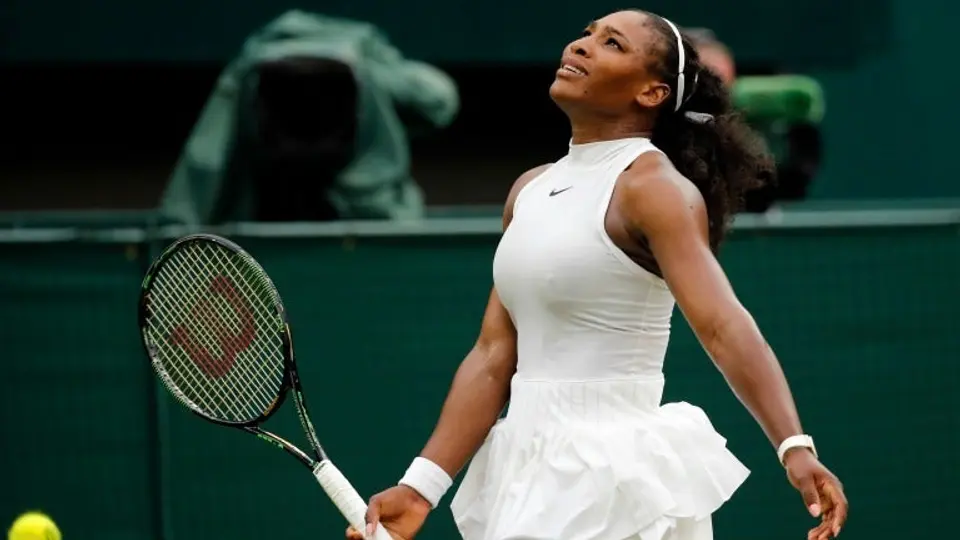 Serena se enoja y destroza su raqueta en Wimbledon