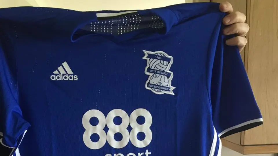 Comprador recibe camiseta del Birmingham con escudo al revés