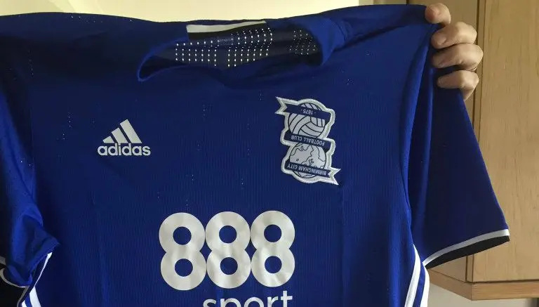 Comprador recibe camiseta del Birmingham con escudo al revés