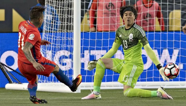 Ochoa denuncia pérdida de maleta y le recriminan goleada