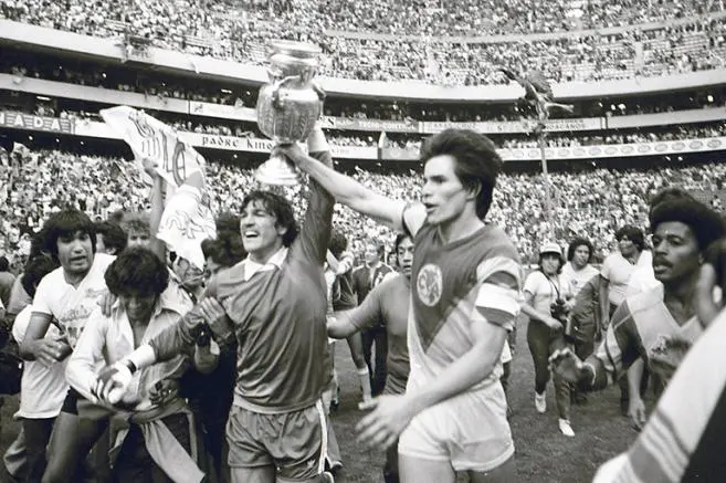 Zelada levanta la Copa junto a Tena | MEXSPORT