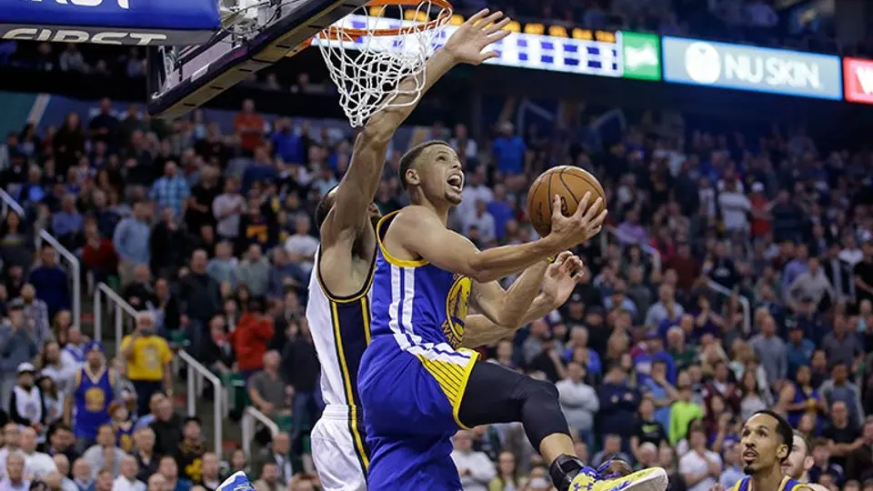 Curry guía el triunfo de Warriors en tiempo extra