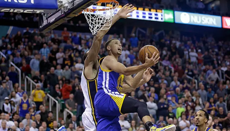 Curry guía el triunfo de Warriors en tiempo extra