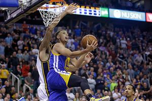 Curry guía el triunfo de Warriors en tiempo extra