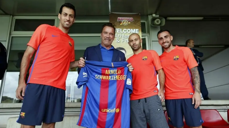 Schwarzenegger visita entrenamiento del Barcelona