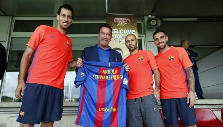 Schwarzenegger visita entrenamiento del Barcelona