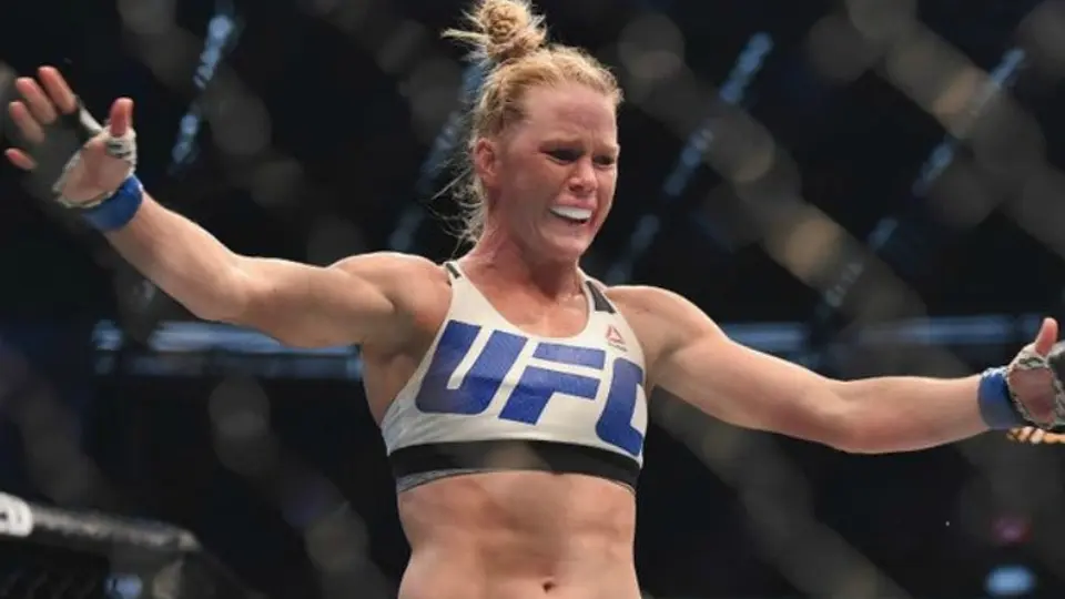 Holly Holm arrasa en los MMA Awards 2016