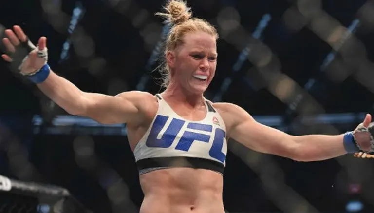 Holly Holm arrasa en los MMA Awards 2016
