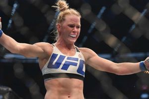 Holly Holm arrasa en los MMA Awards 2016