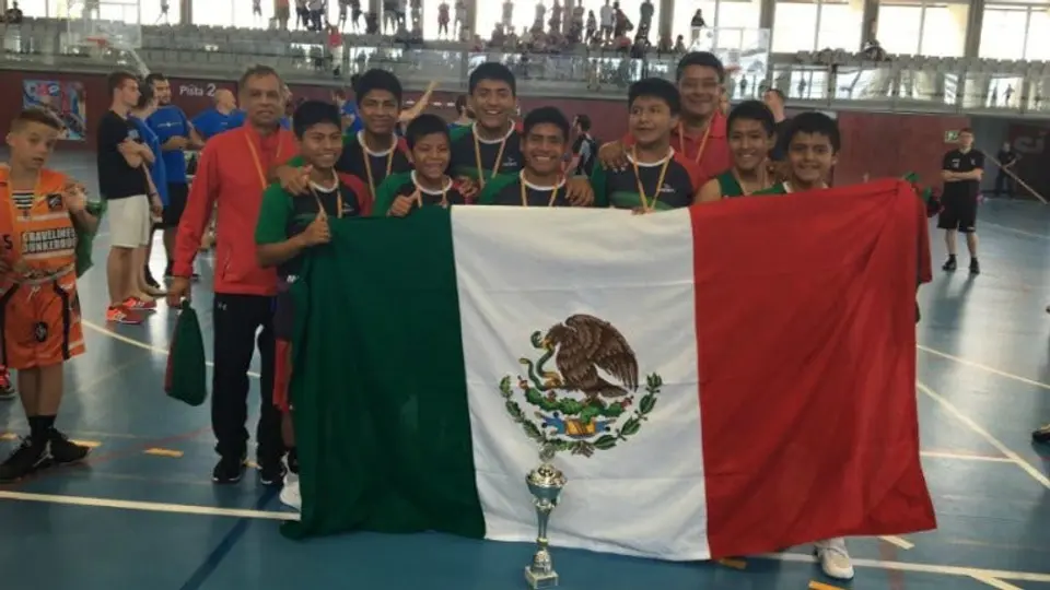 Niños triquis conquistan la Copa Barcelona 2016