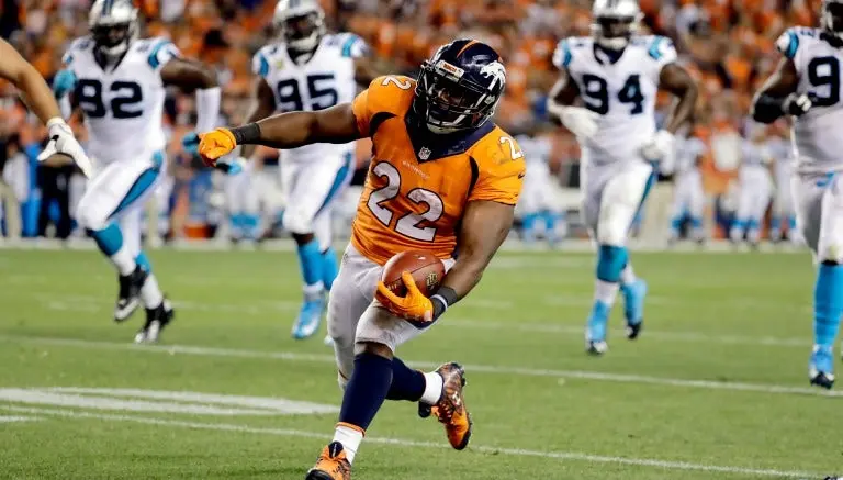 Broncos remonta en debut y repite dosis a Panteras