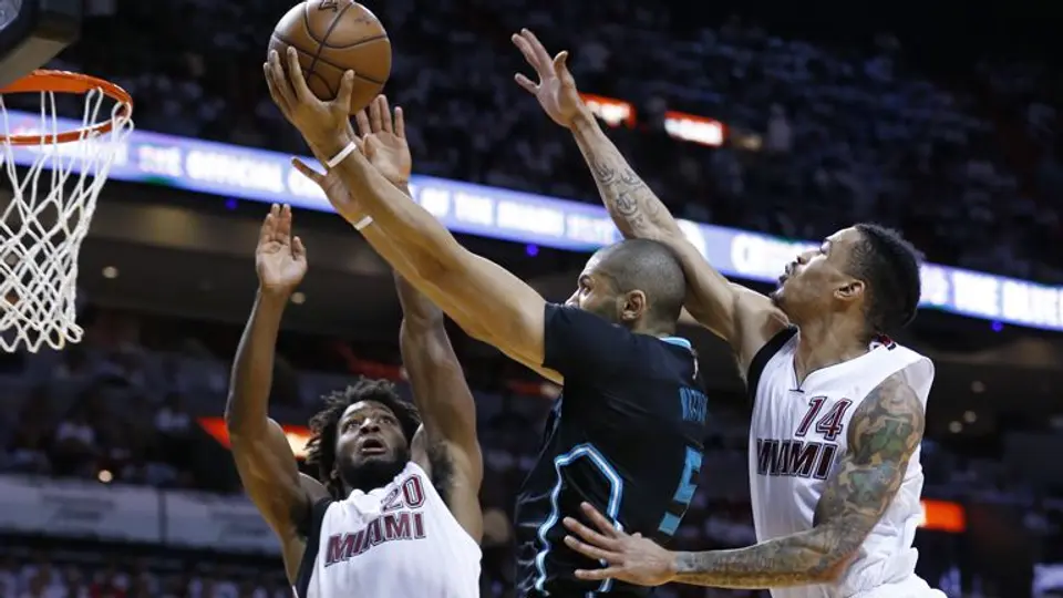 Hornets pone al borde de la eliminación al Heat