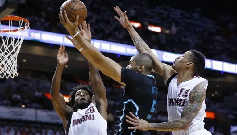 Hornets pone al borde de la eliminación al Heat