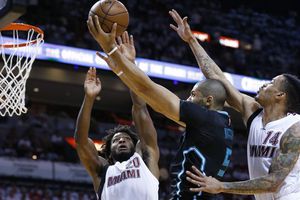 Hornets pone al borde de la eliminación al Heat