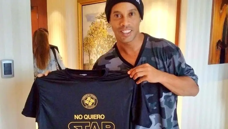 Ronaldinho participa en campaña 'conduce sin alcohol'