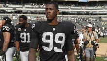 Aldon Smith, suspendido un año por consumo de drogas