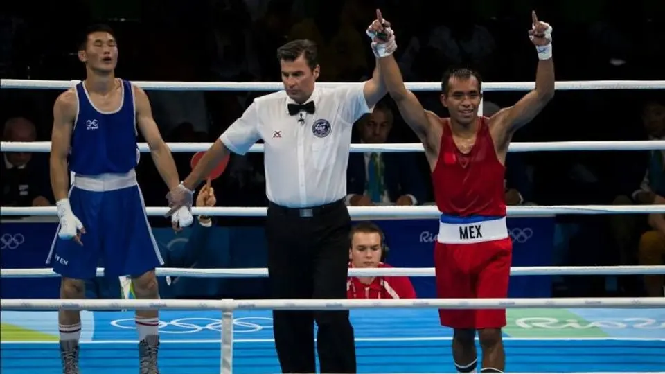 Elías Emigdio avanza a Octavos de Final de boxeo