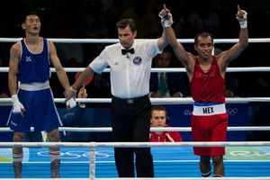 Elías Emigdio avanza a Octavos de Final de boxeo