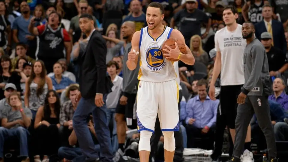 Warriors vence a Spurs y empata marca de los Bulls de Jordan