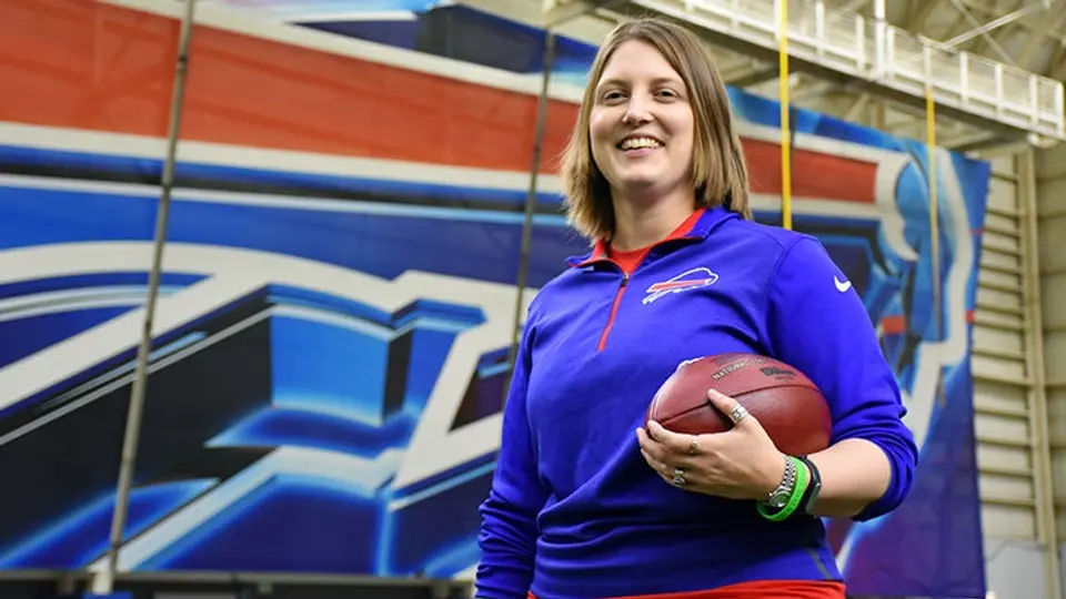 Bills presentan a la primera coach asistente en NFL