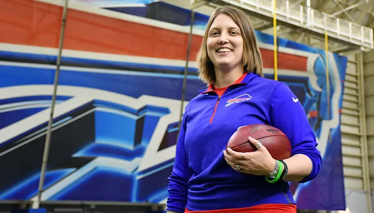 Bills presentan a la primera coach asistente en NFL