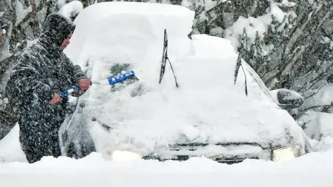 Fuertes nevadas provocan choques masivos de autos en EU