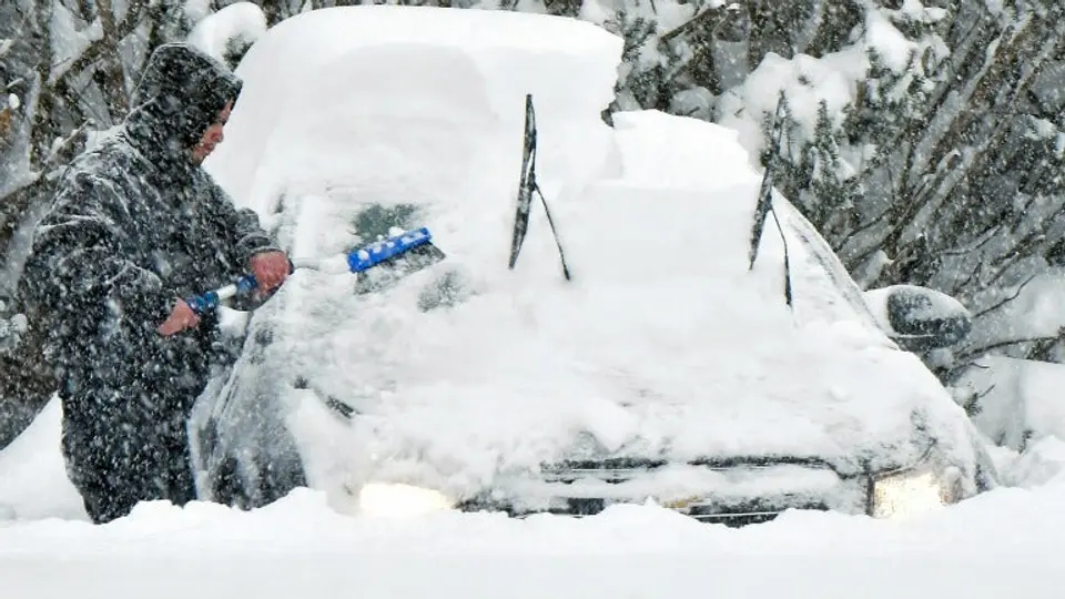 Fuertes nevadas provocan choques masivos de autos en EU