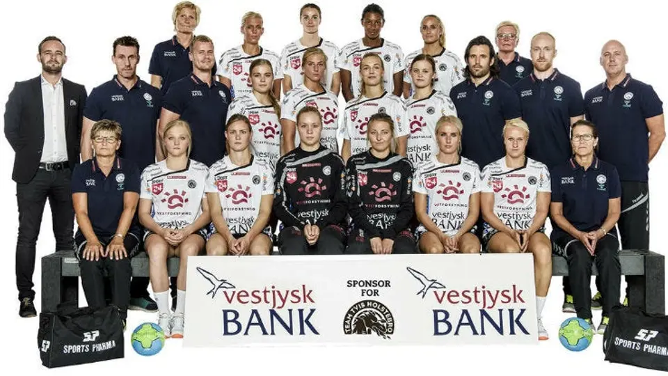 Equipo femenil de balonmano celebra título al desnudo