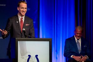 Potros retira número 18 en honor a Manning