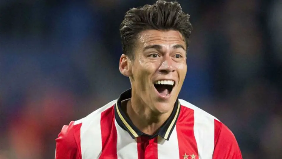Héctor Moreno se estrena como papá