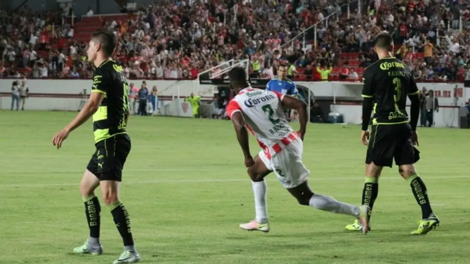 Kristian Álvarez le hace un 'Jara' a Bryan Beckeles