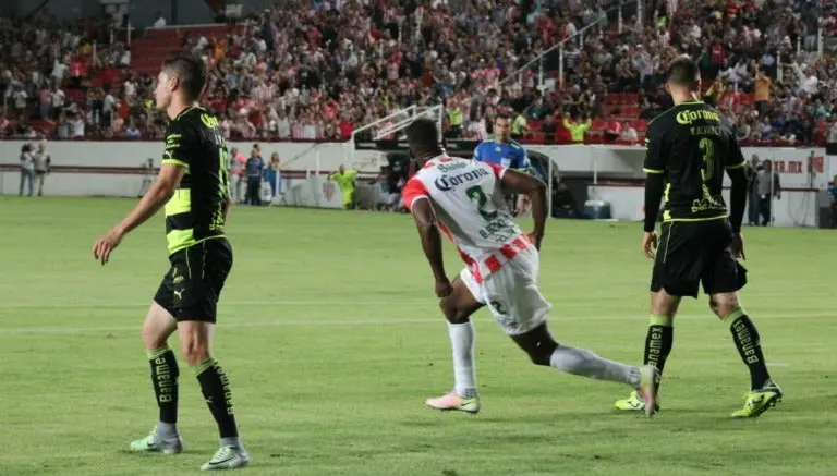 Kristian Álvarez le hace un 'Jara' a Bryan Beckeles