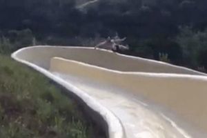 Hombre sufre aparatosa caída desde un tobogán