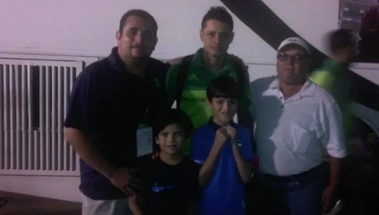 Chicharito regala playera a niño hondureño