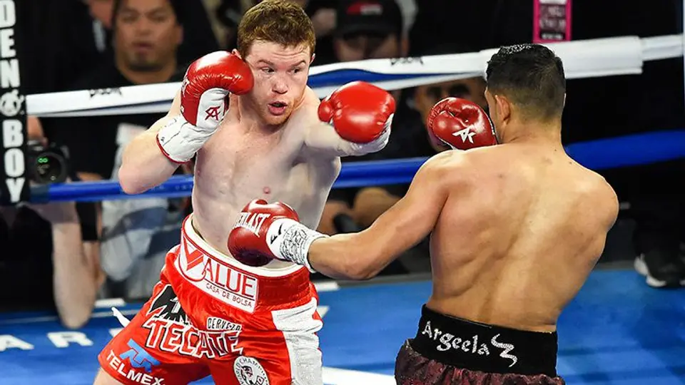 Canelo defiende de manera fulminante su corona vs Khan