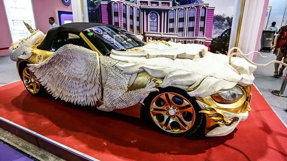 Convierten auto lujoso en dragón