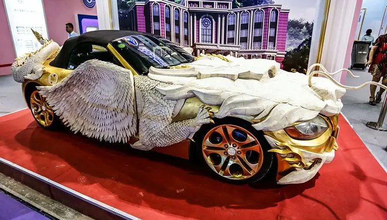 Convierten auto lujoso en dragón