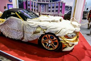 Convierten auto lujoso en dragón