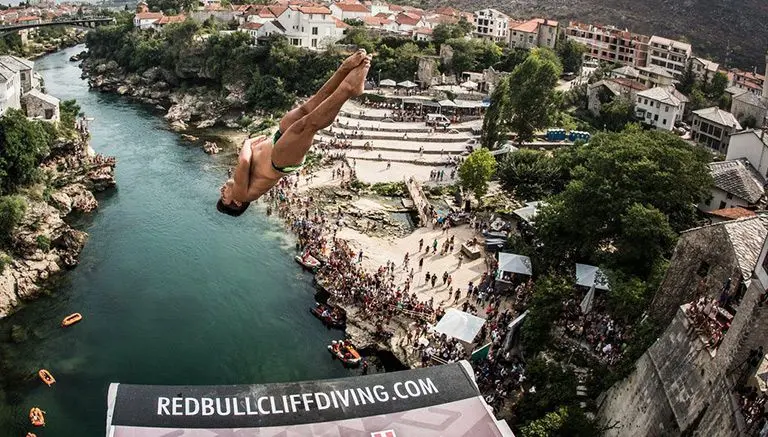 Paredes se mantiene segundo en los Red Bull Cliff Diving