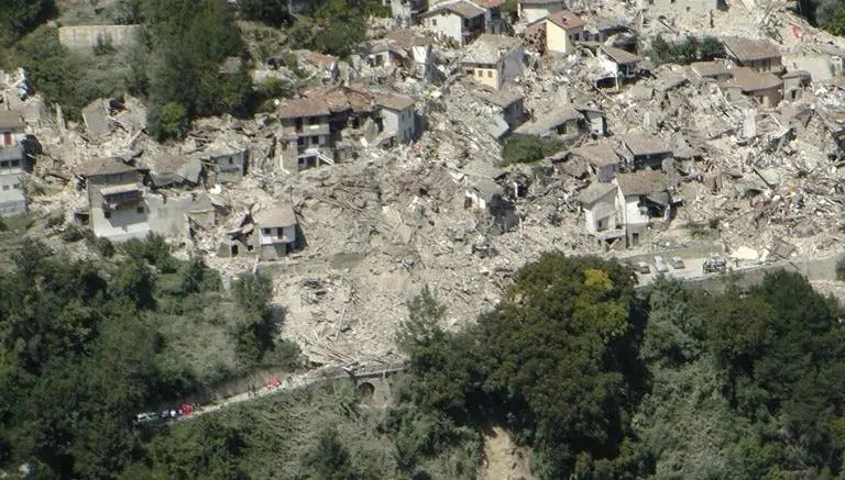 Sismo en Italia deja al menos 73 muertos