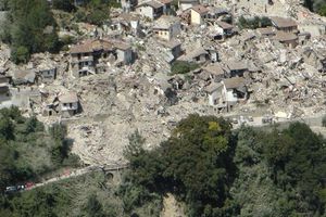 Sismo en Italia deja al menos 73 muertos