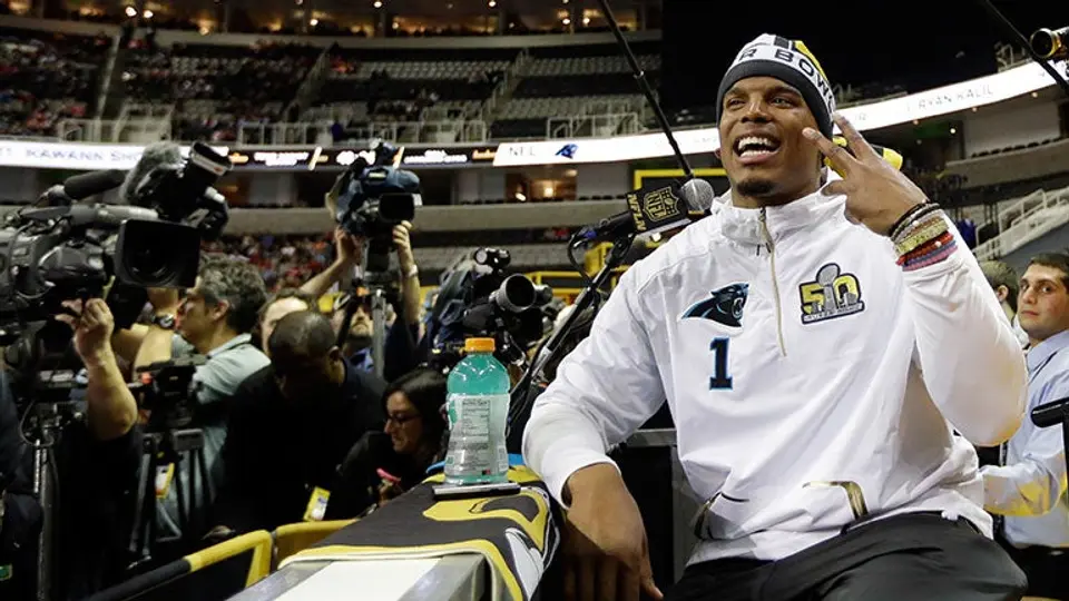 Cam Newton elogia a Peyton Manning