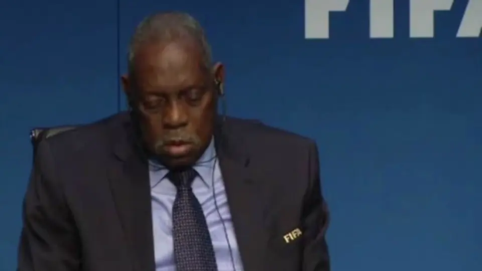 Presidente de FIFA se duerme en rueda de prensa