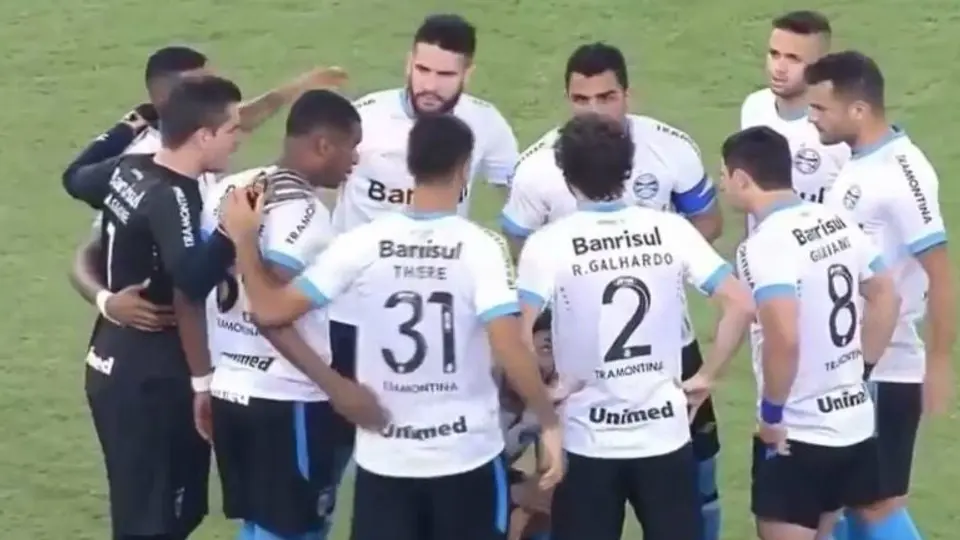 Jugador orina en la cancha del Maracaná