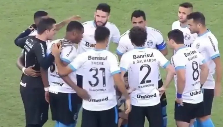 Jugador orina en la cancha del Maracaná