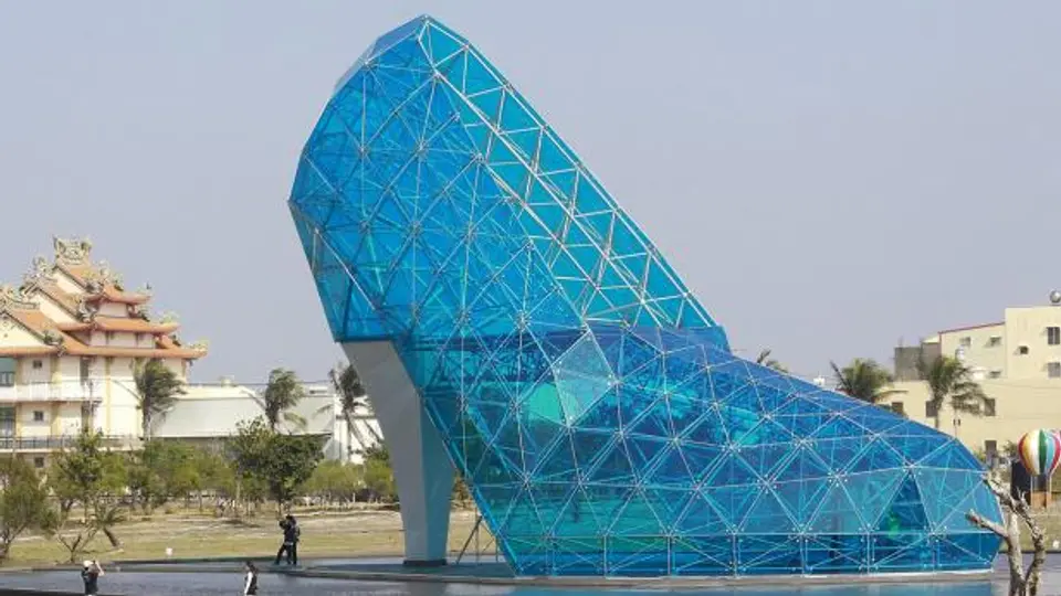 Construyen iglesia con forma de zapatilla