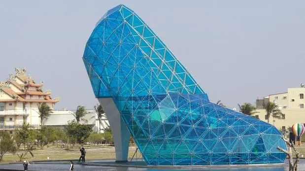 Construyen iglesia con forma de zapatilla