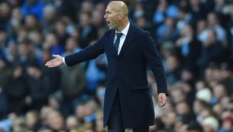 Zidane vuelve a romper su pantalón en Champions