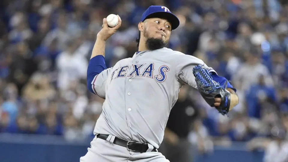 Gallardo ayuda a Rangers a conseguir el primero de la serie