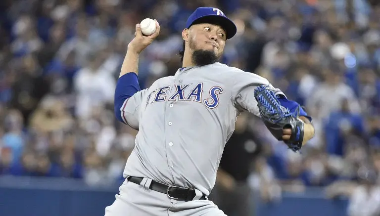 Gallardo ayuda a Rangers a conseguir el primero de la serie